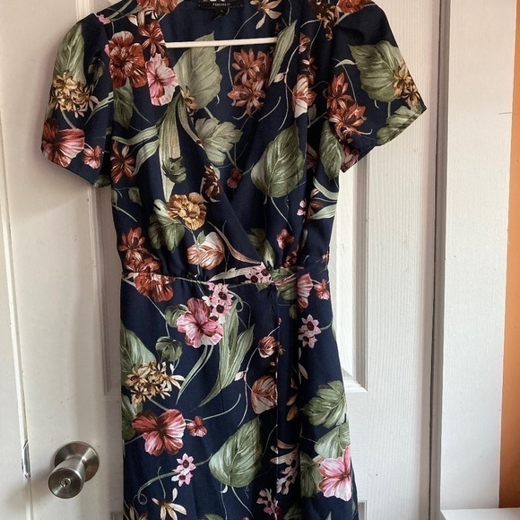 Forever 21 Dresses & Skirts - Forever 21 Wrap Around Dress in size Medium